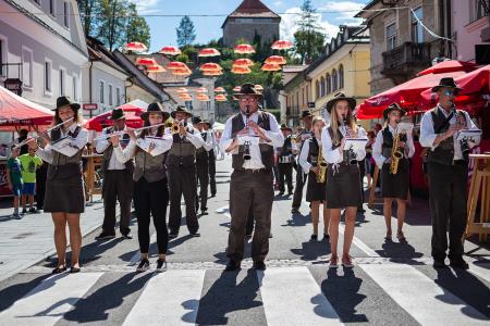 S soncem obsijan drugi festivalski dan 50. Dnevov narodnih noš in oblačilne dediščine v Kamniku (24)